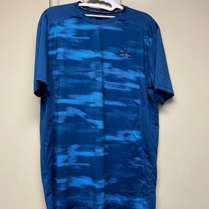 Men’s Under Armour Heatgear top in Size Medium - BARELY USED!